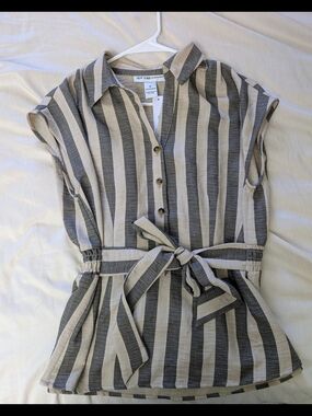 NEW YORK & COMPANY Gray and Cream Striped Tie-Waist Button Down Top